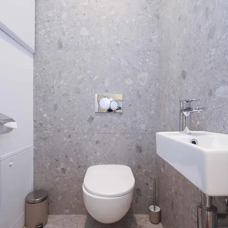 Industrial In Apollo W Free Parking Apartamento Bratislava