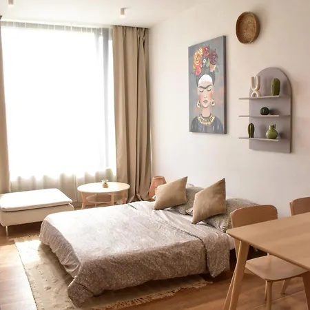 Industrial In Apollo W Free Parking Appartamento Bratislava